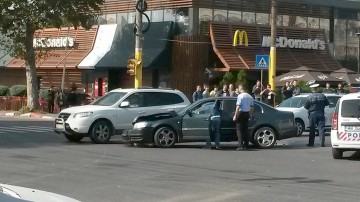O maşină a Poliţiei a fost implicată într-o tamponare, la Delfinariu